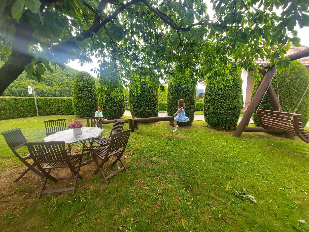 Guest House Gacka Rogic Otocsán Kültér fotó