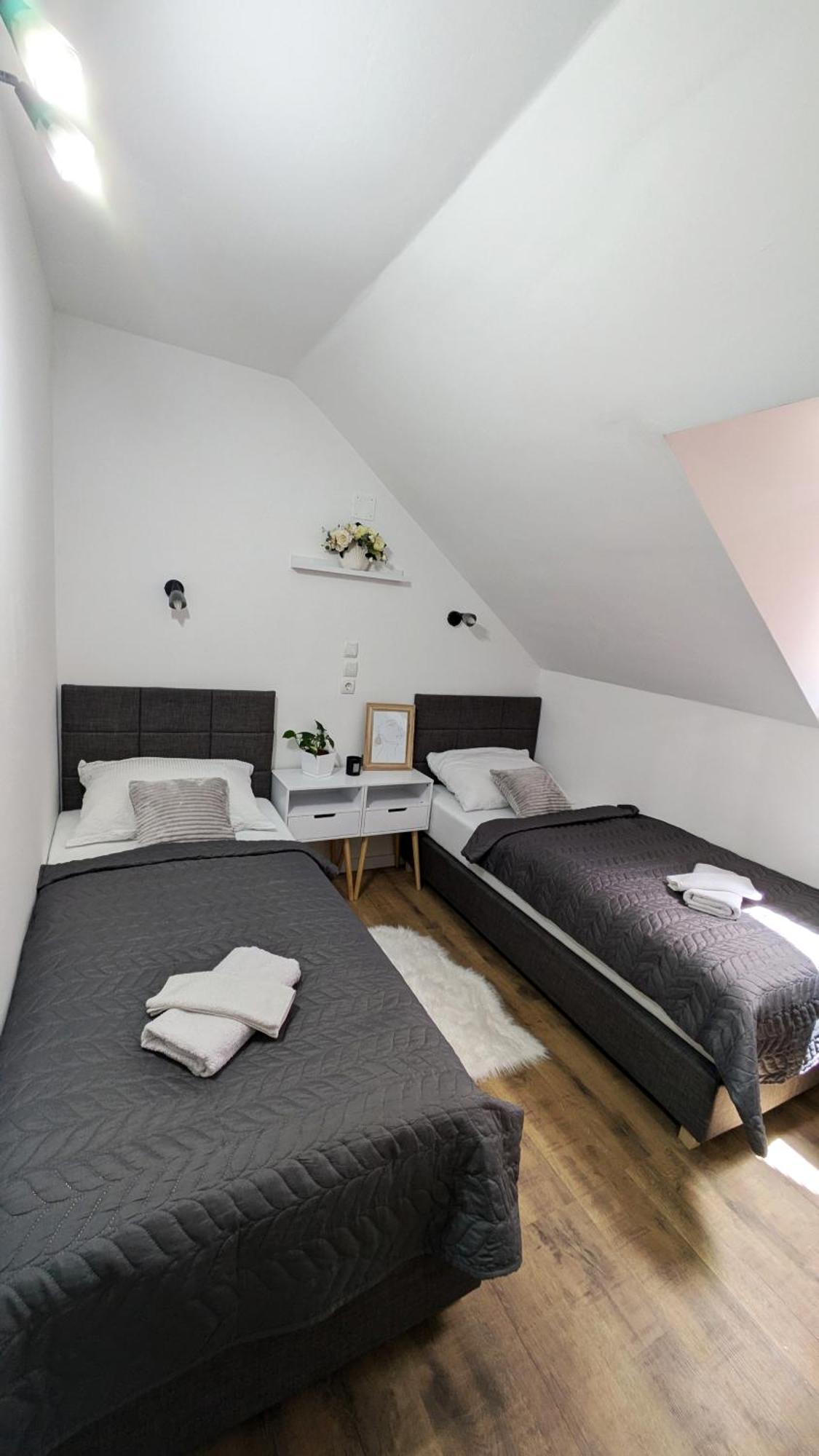 Guest House Gacka Rogic Otocsán Kültér fotó