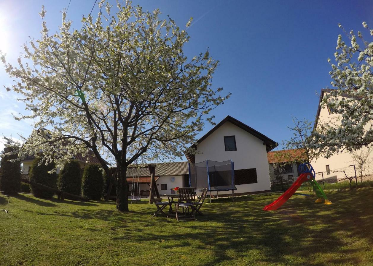 Guest House Gacka Rogic Otocsán Kültér fotó